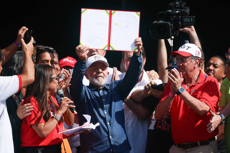 Lula durante ato de 1º de Maio organizado pelas centrais sindicais