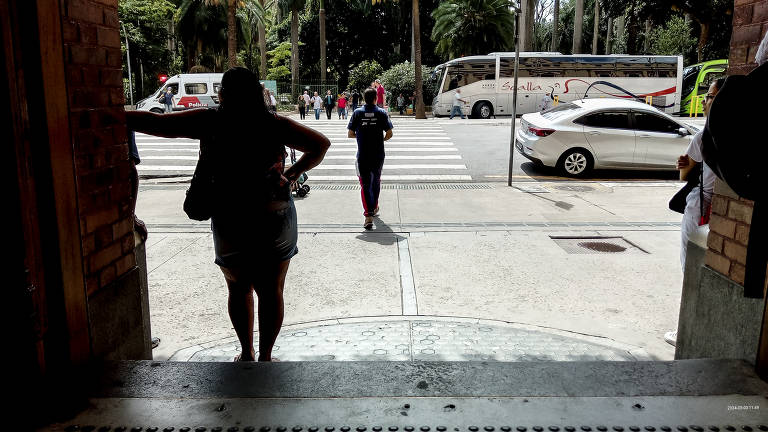 A prostituição nas ruas deve ser proibida por lei? SIM