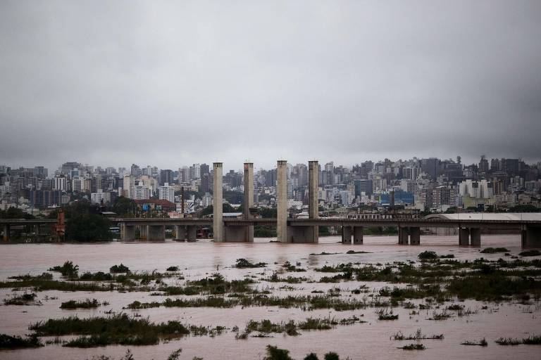 Vista do rio Guaíba na ponte de Porto Alegre, do Rio Grande do Sul