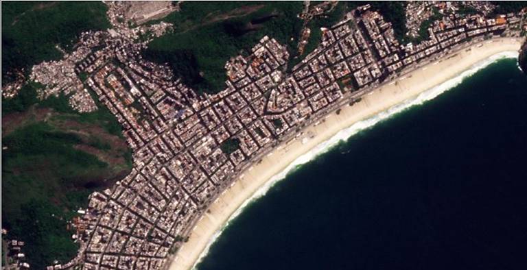 13 de abril: Imagem de satélite mostra construção do palco de Madonna em Copacabana