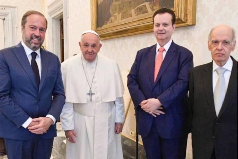 Ministro Alexandre Silveira, papa Francisco, secretário Gilberto Kassab e Everton Vargas, embaixador do Brasil junto à Santa Sé