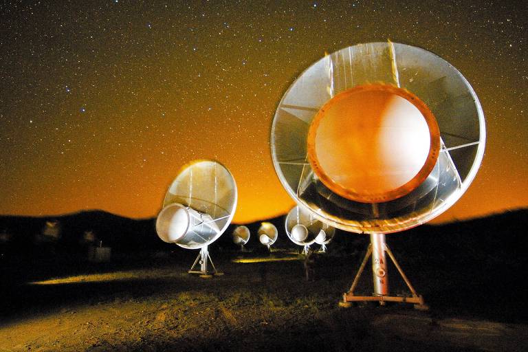 Antenas construídas do Allen Telescope Array, rede de radiotelescópios destinada à pesquisa Seti, em Hat Creek, Califórnia.
