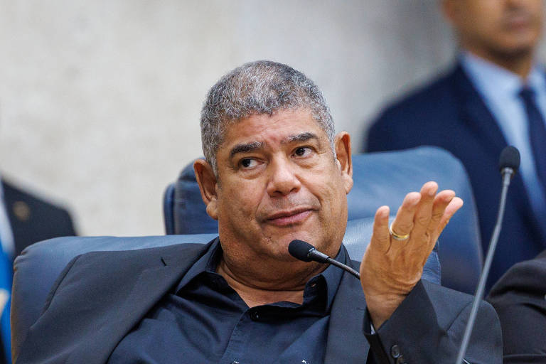 O presidente da Câmara Municipal de São Paulo, Milton Leite, gesticula ao microfone durante sessão de votação para a privatização da Sabesp