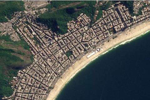 1º de maio: Imagem de satélite mostra construção do palco de Madonna em Copacabana