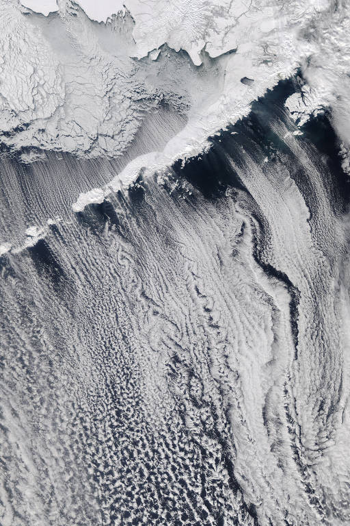 Imagem do satélite Aqua mostra nuvens sobre ilhas Aleutas em 2010
