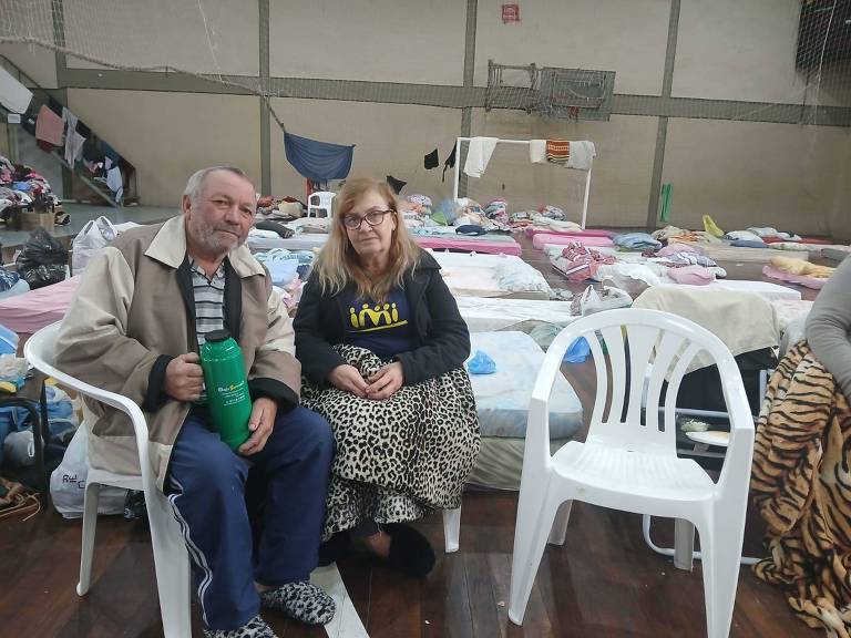 O casal Arlindo e Delci Silveira no Ginásio Segefredo Werner, em Vera Cruz (RS), para onde foram levados após a enchente invadir sua casa em Rebentona, um distrito do município de Candelária (RS)