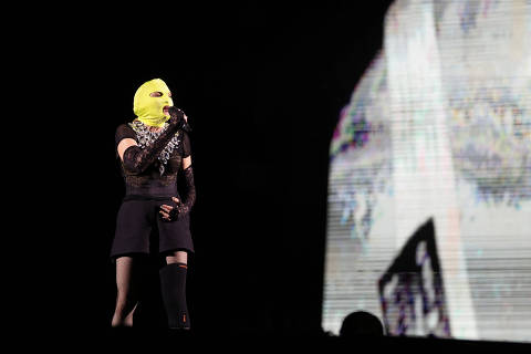 Madonna retorna de máscara para ensaio no palco em Copacabana