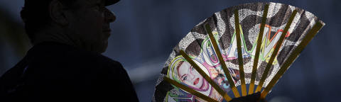 A man sells a folding fan with a picture of Madonna ahead her concert in Rio de Janeiro, Brazil May 3, 2024. REUTERS/Ricardo Moraes REFILE - QUALITY REPEAT ORG XMIT: GGGRJO03