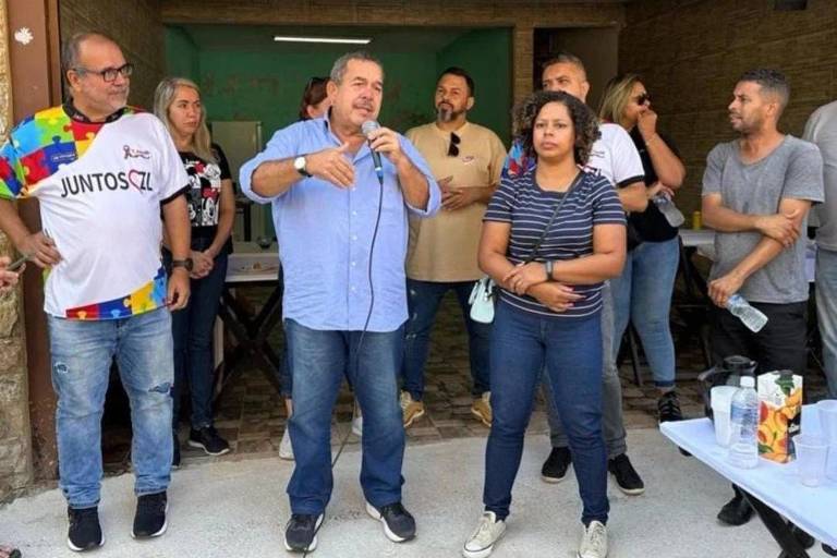 O chefe de gabinete do vereador Milton Leite, Silvio Antonio de Azevedo, o Silvão, discursa durante entrega de pavimentação em Guaianazes (zona leste de SP)