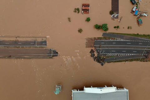 A drone view shows an area affected by the floods in Lajeado, Rio Grande do Sul state, Brazil, May 3, 2024. Jeff Botega/Agencia RBS via REUTERS   NO RESALES. NO ARCHIVES. THIS IMAGE HAS BEEN SUPPLIED BY A THIRD PARTY ORG XMIT: PPP-UMS002