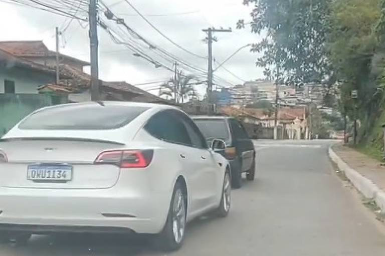 Motorista flagra Fiat Uno rebocando um Tesla