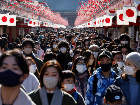 Visitors wearing protective face masks walk under decorations for the New Year at Nakamise street leading to Senso-ji temple at Asakusa district, a popular sightseeing spot, amid the coronavirus disease (COVID-19) pandemic, in Tokyo, Japan, January 9, 2023. REUTERS/Issei Kato ORG XMIT: PPPTOK605