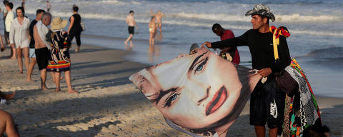 A man sells a beach towel with a picture of Madonna ahead her concert in Rio de Janeiro, Brazil May 3, 2024. REUTERS/Ricardo Moraes ORG XMIT: GGGRJO01