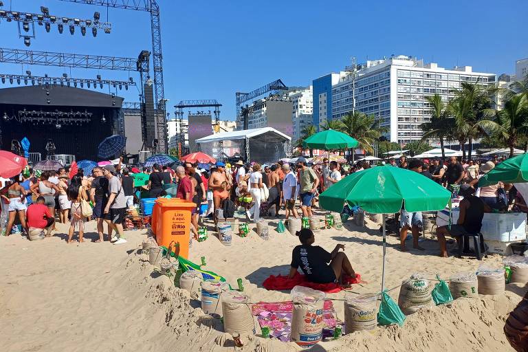 Vendedores ambulantes improvisaram uma nova área VIP nas areias de Copacabana, onde acontece show da Madonna