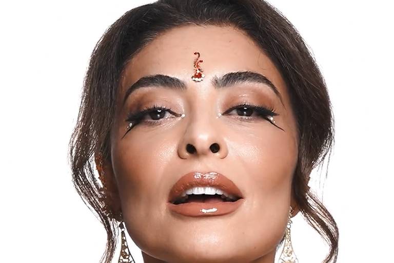 Juliana Paes revive Maya, de 'Caminho das Índias', em trend de maquiagem
