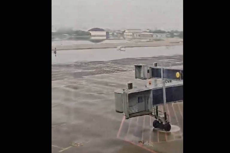 Aeroporto de Porto Alegre alagado em reprodução de video. (Foto: Reprodução/AeroEntusiasta no X)