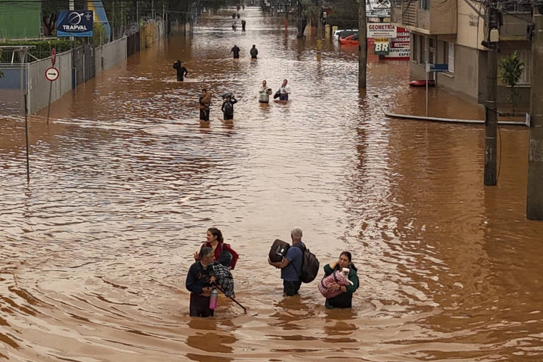 Cenário de destruição em Porto Alegre durante enchente
