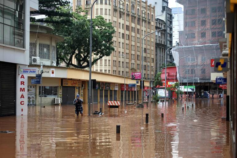 Porto Alegre interrompe estações de tratamento e projeta racionamento de água