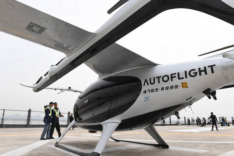 (240227) -- SHENZHEN, 27 febrero, 2024 (Xinhua) -- Trabajadores revisan el avión eVTOL (despegue y aterrizaje vertical eléctrico, por sus siglas en inglés) de 5 asientos en el Puerto de Cruceros de Shekou, en Shenzhen, en la provincia de Guangdong, en el sur de China, el 27 de febrero de 2024. El avión eVTOL, desarrollado por la empresa de alta tecnología AutoFlight y denominado Prosperity, completó su primer vuelo de demostración de taxi aéreo eléctrico interurbano desde el Puerto de Cruceros de Shekou, en Shenzhen, hasta el puerto de Jiuzhou, en Zhuhai. Con una autonomía máxima de 250 kilómetros, el Prosperity de propulsión eléctrica es capaz de transportar a 5 personas con una velocidad de crucero de hasta 200 kilómetros por hora. (Xinhua/Mao Siqian) (jg) (ra) (vf)