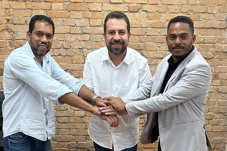 Guilherme Boulos entre o vice-presidente do PMB, Sidclei Bernardo (à esq.), e o membro da Executiva do partido Yann Monteiro