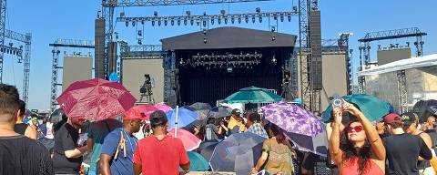 Movimentação em frente ao palco de Madonna, na praia de Copacabana, na manhã de sábado (4)
