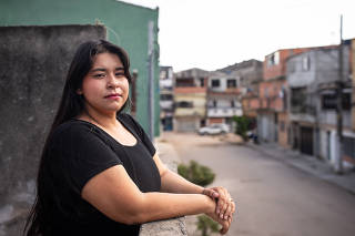 Retrato de Beatriz Martins,24, no terraco de sua casa no bairro Ermelino Matarazzo( zona leste de SP).  Ela tem hipertensao arterial pulmonar e conseguiu na justica o direito a tratamento (e medicamentos) mais avancados para tratar da doenca