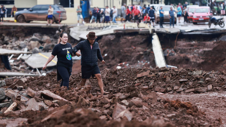Cenário de destruição em Porto Alegre durante enchente