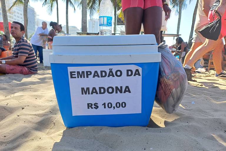 Vendedora oferece 'empadão da Madonna', na praia de Copacabana