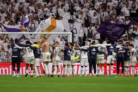 Real Madrid players celebrate their victory at the end of the Spanish league football match between Real Madrid CF and Cadiz CF at the Santiago Bernabeu stadium in Madrid on May 4, 2024. (Photo by OSCAR DEL POZO / AFP)