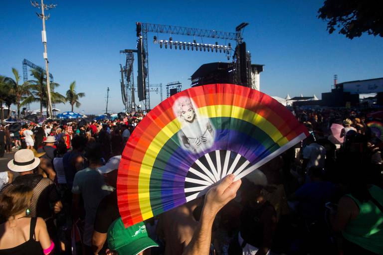 Leque é sensação entre fãs de Madonna, como símbolo e para amenizar calor no Rio
