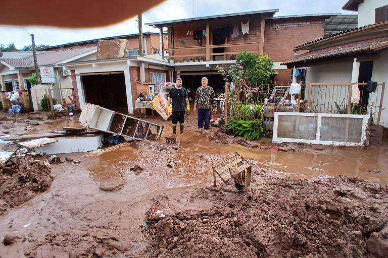 Moradores em cidade do RS perdem móveis e comércios para enchentes