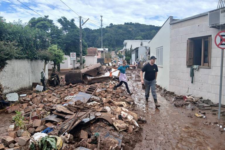 Vista geral da destruição e da lama nas ruas de Sinimbu (RS)