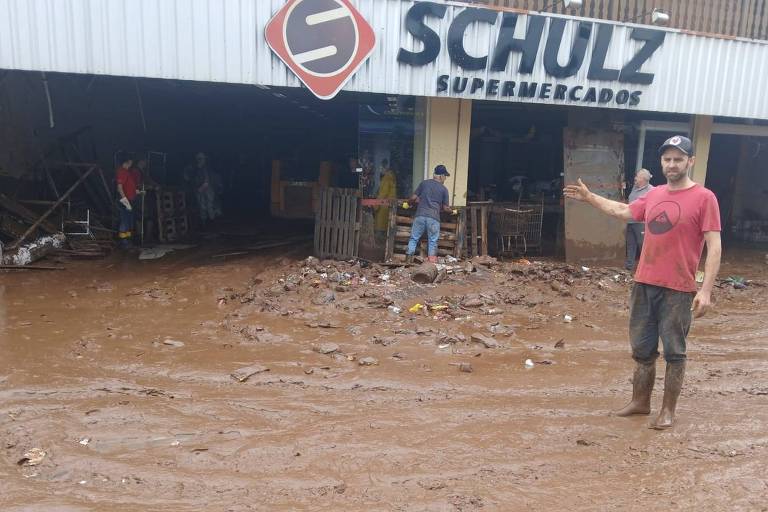 Samuel Schulz, dono do Schulz Supermercado, mostra os estragos da enchente
