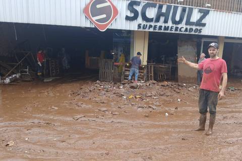 Moradores de Sinimbu (RS) passam o dia retirando lama e contabilizando prejuízos