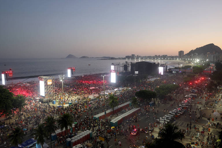 Imagem geral da praia de Copacabana, onde fãs se reúnem para assistir ao show de Madonna no Rio de Janeiro.