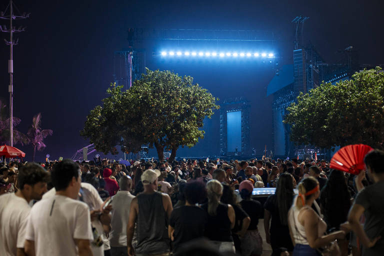 Imagem geral mostra concentração de público olhando para o palco iluminado, equanto aguarda o show da Madonna.