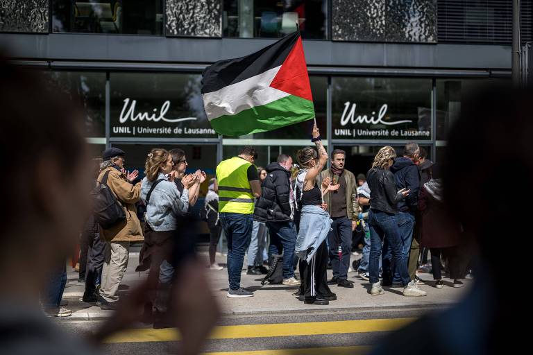 Cerca de cem estudantes da Universidade de Lausanne, na Suíça, favoráveis à Palestina, pediram cessar-fogo em protesto