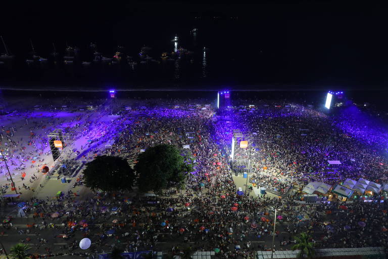 imagem aérea mostra concentração de público antes do show da cantora Madonna.
