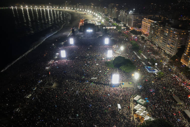 Imagem geral mostra o público enquanto aguarda o show da cantora americana Madonna, nas areias da praia de Copacabana, na zona sul do Rio de Janeiro.