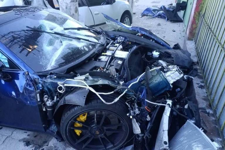 Porsche azul ficou com dianteira destruída após colisão com Sandero na avenida Salim Maluf, em São Paulo
