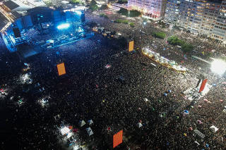 Público aguarda a chegada de Madonna na praia de Copacabana, na zona sul do RJ