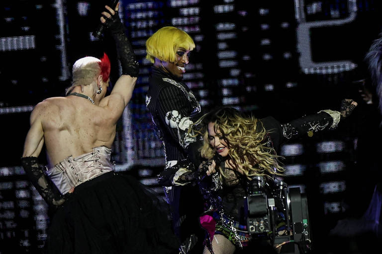 Madonna se apresenta durante show na praia de Copacabana, no Rio de Janeiro