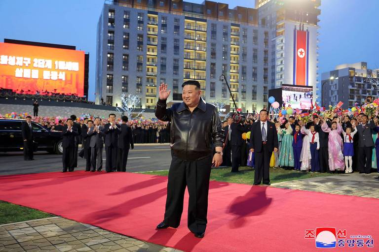 Líder da Coreia do Norte, Kim Jong-Un, participando de cerimônia em 16 de abril de 2024, para marcar a conclusão da segunda fase de um conjunto habitacional com 10 mil imóveis em Pyongyang