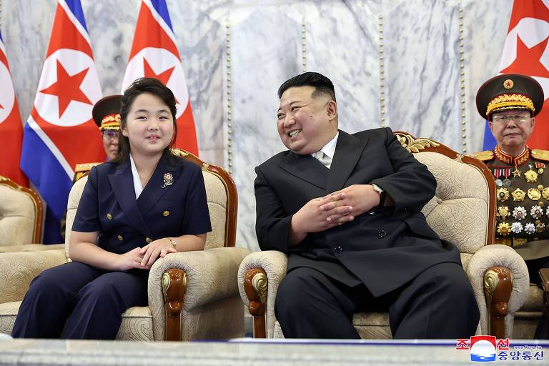 Kim Jong Un e sua filha Ju Ae, durante desfile paramilitar na Praça Kim Il Sung, em Pyongyang, em setembro de 2023