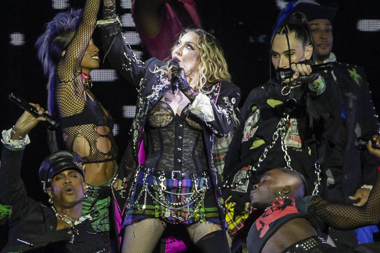 A cantora americana Madonna durante o show da 'Celebration Tour', realizado nas areias da praia de Copacabana, zona sul do Rio de Janeiro