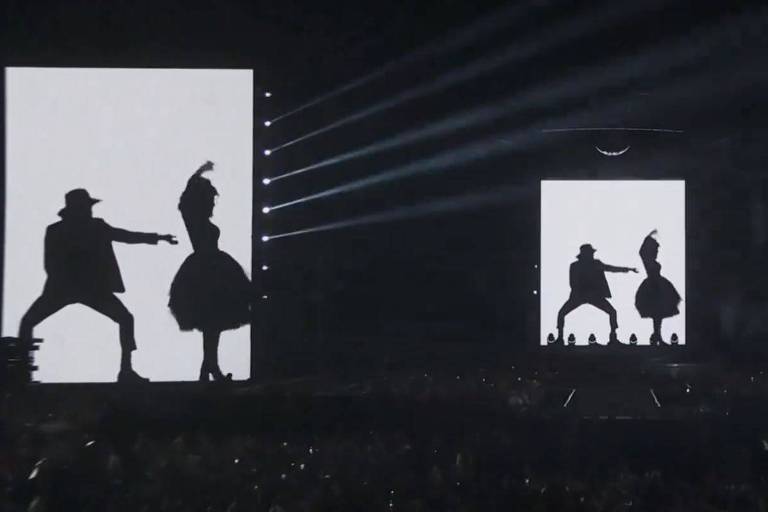 Imagens de Michael Jackson e Madonna dançando aparecem no telão durante show