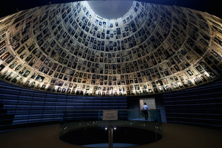 Pessoa ao centro de instalação no Centro Mundial em Memória do Holocausto, em Jerusalém