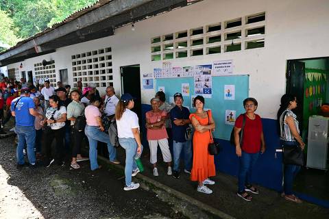 People wait in line to cast their vote at a polling station in Panama City on May 5, 2024, during Panama's presidential election. (Photo by MARTIN BERNETTI / AFP)