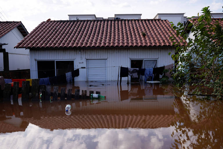 Imagem geral mostra área afetada pela enchente em Canoas, no Rio Grande do Sul.