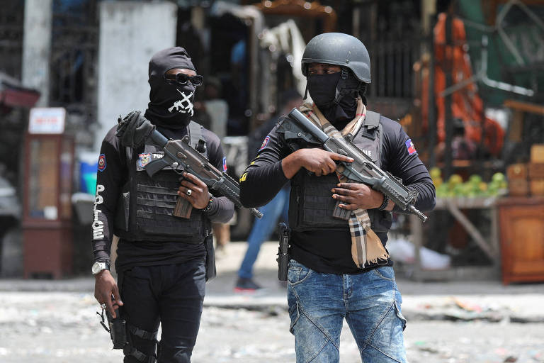 Policiais montam guarda em rua de Porto Príncipe, no Haiti